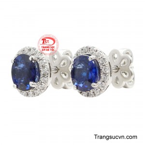 Điểm nhấn của đôi hoa tai là viên Sapphire xanh lam được cắt giác oval tinh xảo, tạo nên sắc xanh sâu thẳm và lấp lánh đầy mê hoặc. 