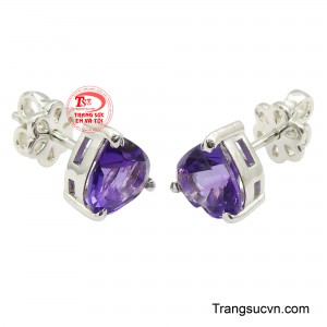 Màu tím đặc trưng của thạch anh mang đến vẻ đẹp sang trọng, bí ẩn nhưng vẫn rất thanh thoát, giúp tôn lên nét duyên dáng và phong cách riêng của người đeo. 