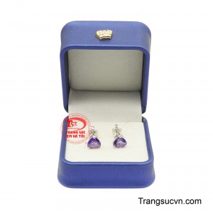 Trong phong thủy, thạch anh tím được xem là viên đá của sự bình an, trí tuệ và may mắn. 