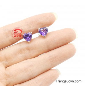 Đeo trang sức thạch anh tím không chỉ giúp tăng thêm vẻ đẹp sang trọng mà còn mang đến năng lượng tích cực, giúp người đeo cảm thấy tự tin và cân bằng hơn.