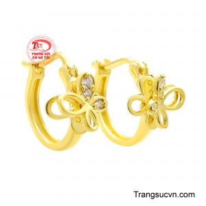 Lấy cảm hứng từ hình ảnh hồ điệp uyên ương tượng trưng của tình yêu bền chặt và sự gắn bó ngọt ngào, đôi hoa tai mang đến vẻ đẹp nhẹ nhàng nhưng đầy cuốn hút. 