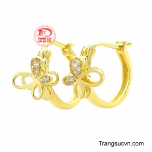 Thiết kế đôi bướm mềm mại với những đường cong thanh thoát tạo nên cảm giác bay bổng, như hai cánh bướm đang song hành cùng nhau trong gió.