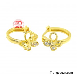 Giúp tổng thể đôi hoa tai trở nên nổi bật nhưng vẫn giữ được nét thanh lịch.