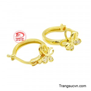 Từng chi tiết được chế tác tỉ mỉ, các đường nét uốn lượn mềm mại giúp tôn lên vẻ đẹp nữ tính và duyên dáng của người đeo.