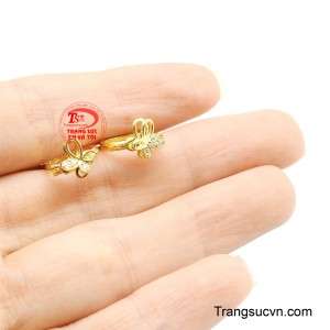 Thiết kế khuyên ôm tai nhỏ gọn, chắc chắn, mang lại cảm giác thoải mái khi đeo hằng ngày.