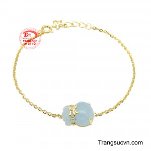 Lắc tay túi tiền aquamarine là sự kết hợp đầy tinh tế giữa vẻ đẹp thanh khiết của đá quý thiên nhiên và biểu tượng phong thủy mang ý nghĩa thịnh vượng. 