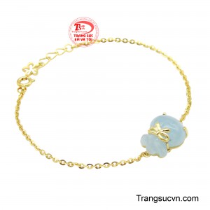 Viên Aquamarine xanh lam dịu nhẹ được chế tác thành hình túi tiền nhỏ xinh là biểu trưng cho tài lộc và may mắn, khéo léo ôm trọn trong phần khung vàng thanh mảnh, điểm xuyết chi tiết nơ duyên dáng tạo nên nét nữ tính đầy cuốn hút. 