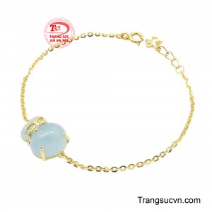 Sắc xanh trong trẻo của Aquamarine tựa như làn nước biển tĩnh lặng, mang đến cảm giác bình an, nhẹ nhàng nhưng vẫn toát lên khí chất sang trọng.