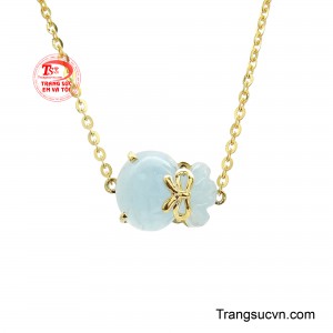 Khi kết hợp cùng dây lắc vàng thanh thoát, món trang sức trở thành điểm nhấn tinh tế trên cổ tay vừa thanh lịch, vừa mang thông điệp về sự sung túc và tài vận hanh thông. 