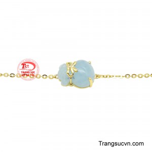 Không chỉ là một món trang sức cao cấp, Lắc Tay Túi Tiền Aquamarine còn được xem như bùa may mắn dành cho người sở hữu mang đến của phú quý, thịnh vượng và những cơ hội tốt đẹp trong cuộc sống. 