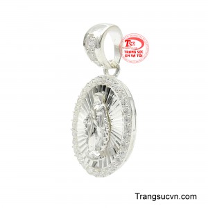 Từng đường nét chạm khắc Đức Mẹ được khắc họa tinh xảo, mềm mại, thể hiện vẻ hiền từ và bao dung, tạo nên cảm giác an tâm và gần gũi cho người đeo.