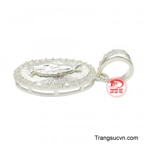 Thiết kế dạng oval cổ điển, bao quanh là viền đá trắng lấp lánh được sắp xếp tỉ mỉ, kết hợp cùng chất liệu bạc đính đá cz tạo hiệu ứng ánh sáng như hào quang, giúp tổng thể trở nên nổi bật và trang nghiêm. 