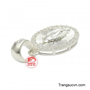 Chất liệu bạc sáng bóng mang đến vẻ đẹp thanh khiết, dễ phối cùng nhiều phong cách trang phục, từ thường ngày đến những dịp trang trọng.