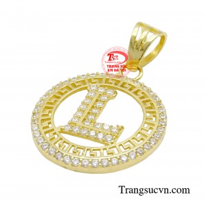 Không chỉ là một món trang sức, mặt dây chuyền chữ vàng 18K là tuyên ngôn về cá tính và dấu ấn riêng biệt của bạn. 