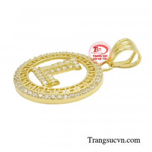 Thiết kế nổi bật với chữ cái đính đá tinh xảo nằm trong vòng tròn họa tiết sang trọng, tạo nên tổng thể hài hòa giữa nét cổ điển và phong cách hiện đại. 