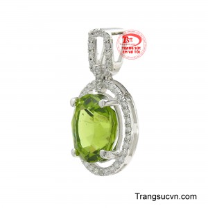 Tâm điểm của thiết kế là viên đá Peridot rực rỡ được cắt giác oval tinh xảo, mang sắc xanh tươi mát của thiên nhiên nhưng vẫn toát lên vẻ sang trọng và cuốn hút.