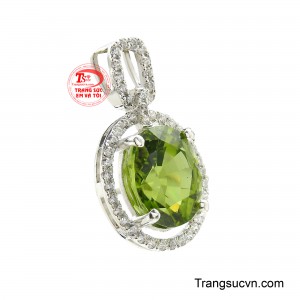 Viên Peridot trung tâm được nâng đỡ bởi hệ chấu bạc thanh mảnh, giúp ánh sáng dễ dàng xuyên qua các mặt cắt, tạo nên hiệu ứng lấp lánh đầy mê hoặc. 
