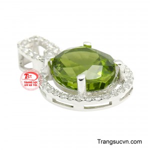 Bao quanh viên đá là vòng halo nạm đá trắng lấp lánh, được chế tác tỉ mỉ từng chi tiết, tạo nên khung ánh sáng sang trọng giúp viên đá chủ càng thêm nổi bật.