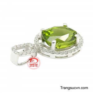 Phần móc treo của mặt dây cũng được thiết kế cầu kỳ với hàng đá trắng nhỏ được nạm đều, mang đến sự liên kết hoàn hảo giữa vẻ đẹp cổ điển và phong cách hiện đại. 