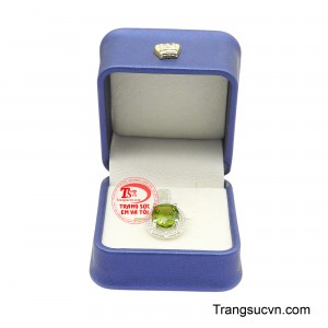 Toàn bộ khung bạc sáng bóng được hoàn thiện tinh xảo, tạo nên tổng thể thanh thoát nhưng vẫn đậm chất quý tộc.