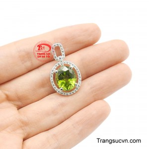 Mặt Dây Chuyền Peridot Hoàng Gia món trang sức luxury dành cho những ai yêu thích vẻ đẹp rực rỡ, sang trọng và khác biệt, giúp người đeo luôn tỏa sáng trong mọi khoảnh khắc.