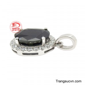 Bao quanh viên đá chủ là vòng halo nạm đá cz lấp lánh, được chế tác tỉ mỉ từng chi tiết nhằm tạo hiệu ứng ánh sáng rực rỡ như một vầng hào quang sang trọng. 