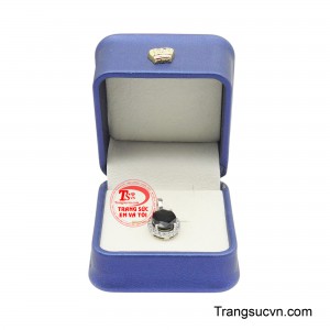 Khi đeo mặt dây chuyền sapphire, người sở hữu không chỉ tỏa sáng với vẻ đẹp tinh tế mà còn mang theo nguồn năng lượng tích cực và phong thái tự tin.