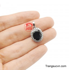Mặt Dây Chuyền Sapphire Kiều Diễm là điểm nhấn trang sức hoàn hảo dành cho những ai yêu thích vẻ đẹp sang trọng, tinh tế và đầy cuốn hút.