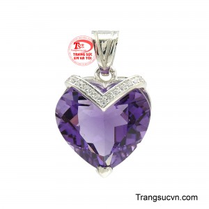 Mặt Dây Chuyền Thạch Anh Tím Kiêu Sa là sự kết tinh hoàn hảo giữa nghệ thuật chế tác tinh xảo và vẻ đẹp quyến rũ của đá quý thiên nhiên. 