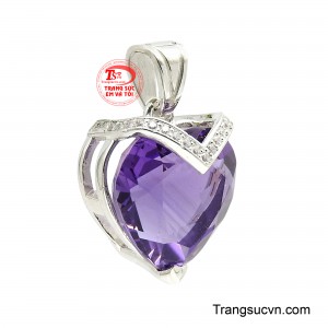 Tâm điểm của thiết kế là viên thạch anh tím hình trái tim được cắt giác tinh tế, mang sắc tím sâu lắng và huyền ảo