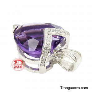 Viên đá chủ nổi bật với độ trong trẻo cùng hiệu ứng phản chiếu ánh sáng rực rỡ qua từng mặt cắt, tạo nên vẻ lấp lánh đầy mê hoặc. 