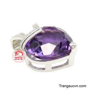 Bao phủ phía trên là đường nét chữ V mềm mại được nạm đá trắng tinh xảo, tựa như một chiếc vương miện thanh lịch ôm trọn viên đá tím, mang đến tổng thể thiết kế sang trọng và cuốn hút.