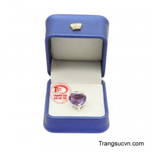 Khung bạc cao cấp được chế tác chắc chắn với các đường cong uyển chuyển ôm lấy viên đá quý, giúp tôn lên vẻ đẹp trọn vẹn của thạch anh tím đồng thời tạo chiều sâu và sự tinh tế cho mặt dây.