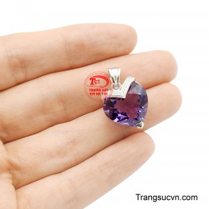 Phần móc treo thiết kế thanh thoát giúp chiếc mặt dây rơi tự nhiên trên cổ, tạo nên điểm nhấn nổi bật cho phong cách của người đeo.