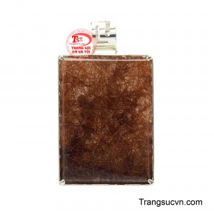 Mặt dây thạch anh tóc quyền uy là sự kết hợp đầy ấn tượng giữa vẻ đẹp tự nhiên mạnh mẽ và phong thái sang trọng của trang sức cao cấp.