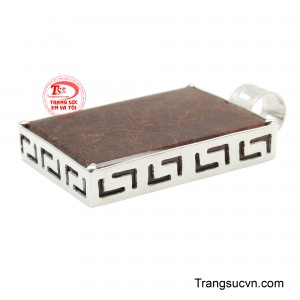 Mỗi tinh thể tóc tự nhiên tạo nên một cấu trúc độc bản, khiến viên đá không chỉ mang vẻ đẹp huyền bí mà còn thể hiện cá tính và dấu ấn riêng của người sở hữu.