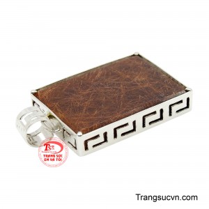 Họa tiết chạm khắc tinh tế dọc thân khung mang hơi thở cổ điển, tôn lên vẻ sang trọng và đẳng cấp của tổng thể thiết kế.