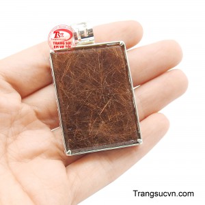 Không chỉ là một món trang sức, Mặt Dây Thạch Anh Tóc Quyền Uy còn được xem như biểu tượng của ý chí mạnh mẽ, bản lĩnh và sự thịnh vượng.