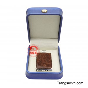 Khi ánh sáng chiếu qua, các sợi tóc trong đá phản chiếu lấp lánh, tạo nên hiệu ứng thị giác cuốn hút và đầy chiều sâu.