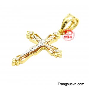 Điểm nhấn đặc biệt nằm ở phần thân thánh giá được xử lý bề mặt cắt giác tinh vi, phản chiếu ánh sáng lấp lánh tự nhiên.