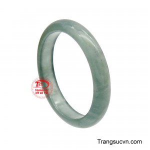 Lam ngọc thường được xem là viên đá mang năng lượng tĩnh tại, giúp người đeo cảm thấy an tâm và vững vàng.