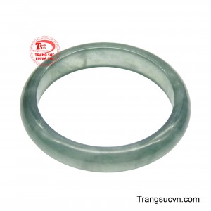 Chất ngọc có độ trong vừa phải, bề mặt được mài bóng mịn, phản chiếu ánh sáng nhẹ nhàng, tạo hiệu ứng mềm mại trên tay.