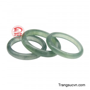 Những dải vân ngọc tự nhiên ẩn hiện như làn sương mỏng, làm nên nét độc bản riêng cho chiếc nhẫn. 