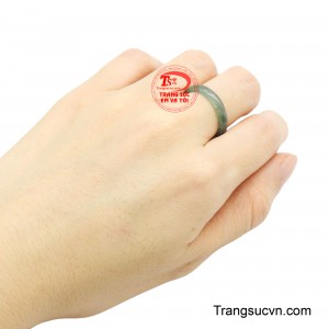 Sắc lam ngọc dịu nhẹ như làn nước tĩnh, mang đến cảm giác thư thái và giúp người đeo luôn giữ được tâm thế an hòa trong mọi hoàn cảnh.