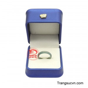 Chiếc nhẫn không chỉ là món trang sức tinh tế mà còn là lời gửi gắm về sự bình an, may mắn và bền vững theo năm tháng.