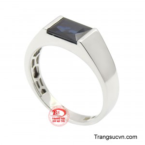 Tâm điểm của chiếc nhẫn là viên Sapphire lam sẫm được cắt giác emerald tinh xảo, tạo nên hiệu ứng ánh sáng sâu thẳm và cuốn hút như đại dương đêm. 