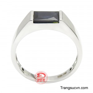 Mang phong thái mạnh mẽ và đầy bản lĩnh, Nhẫn Nam Sapphire Lam Bảo là sự kết hợp hoàn hảo giữa thiết kế tối giản hiện đại và giá trị sang trọng của đá quý tự nhiên.