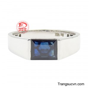 Phần thân nhẫn được chế tác từ vàng trắng 10K, mang sắc ánh kim lạnh sang trọng, vừa tôn lên vẻ lịch lãm vừa tạo cảm giác chắc chắn, nam tính.