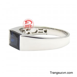 Thiết kế bản nhẫn dày dặn với các đường cắt gọn gàng giúp tổng thể trở nên mạnh mẽ, tinh giản nhưng vẫn toát lên khí chất đẳng cấp của người sở hữu.