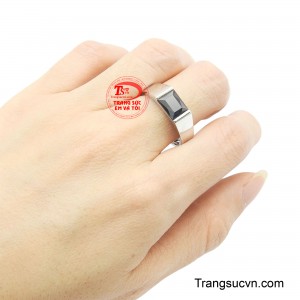 Khi kết hợp cùng chất liệu vàng trắng cao cấp, chiếc nhẫn không chỉ là một món trang sức mà còn là dấu ấn phong cách, thể hiện bản lĩnh và vị thế của người đàn ông hiện đại.